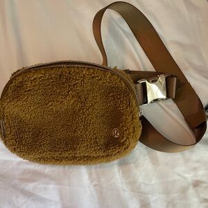 Everywhere Belt Bag 1L Fleece in burnt caramel